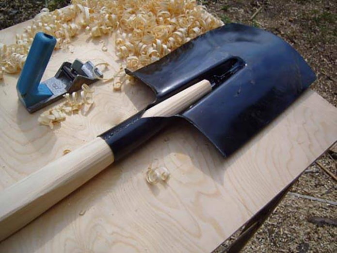 Как отремонтировать черенок лопаты?