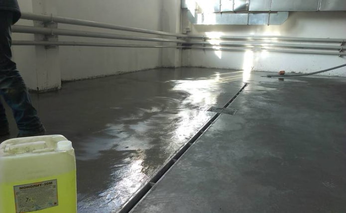 Как избавиться от пыли на бетонном полу в гараже?